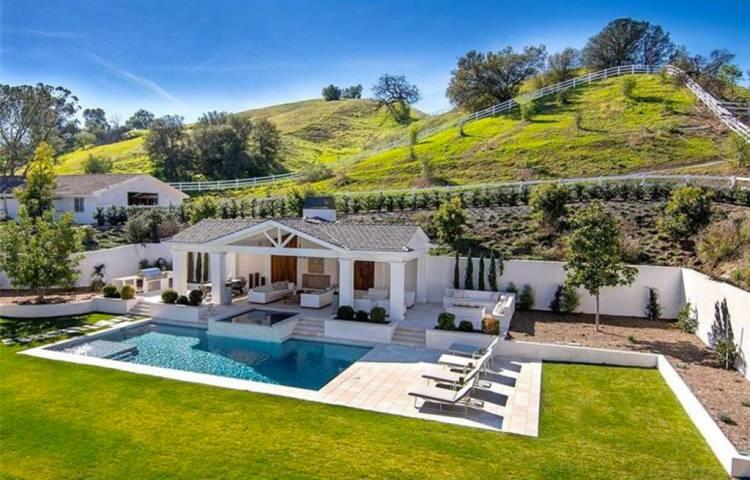 <p>Madonna bu yeni evle Drake, Dwyane Wade and Gabrielle Union, Lil Wayne, John Stamos, Lori Loughlin ve Kardashian-Jenner gibi isimlere komşu oldu. </p>