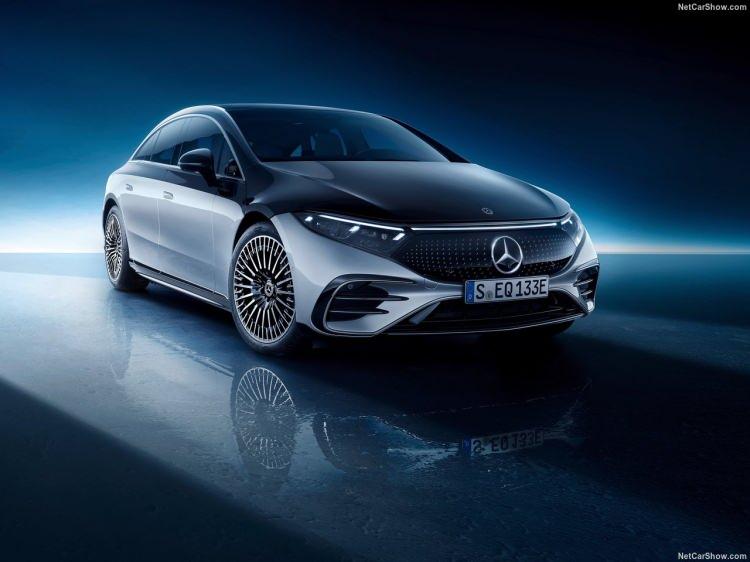 <p>Platformdan bağımsız olarak Entegre Güvenlik ilkeleri (özellikle kaza güvenliği) tüm araçlarda uygulanıyor. Tüm Mercedes modelleri gibi, EQS de rijit bir yolcu kabini, özel deformasyon bölgeleri ve en güncel güvenlik sistemleriyle donatılıyor. PRE-SAFE® EQS’te standart olarak sunuluyor.</p>

