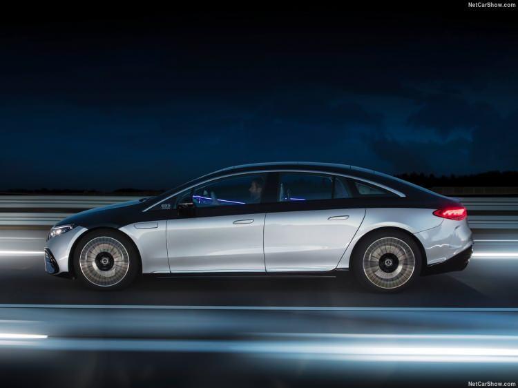 <p>• “Mercedes-Benz Yıldızı”, örneğin dışta, “Siyah Panel” üzerinde veya hafif alaşım jant gibi dış tasarım unsuru olmak üzere EQS’nin farklı noktalarında kullanılıyor. İç mekanda ise lazer kesimli arkadan aydınlatmalı süslemelerde veya dijital olarak ön yolcu ekranında kullanılıyor. Tasarım olarak 9 Şubat 1911 tarihinde ticari marka olarak tescil edilen Daimler-Motorengesellschaft’ın orijinal yıldızı 3-Boyutlu olarak kullanılıyor.</p>