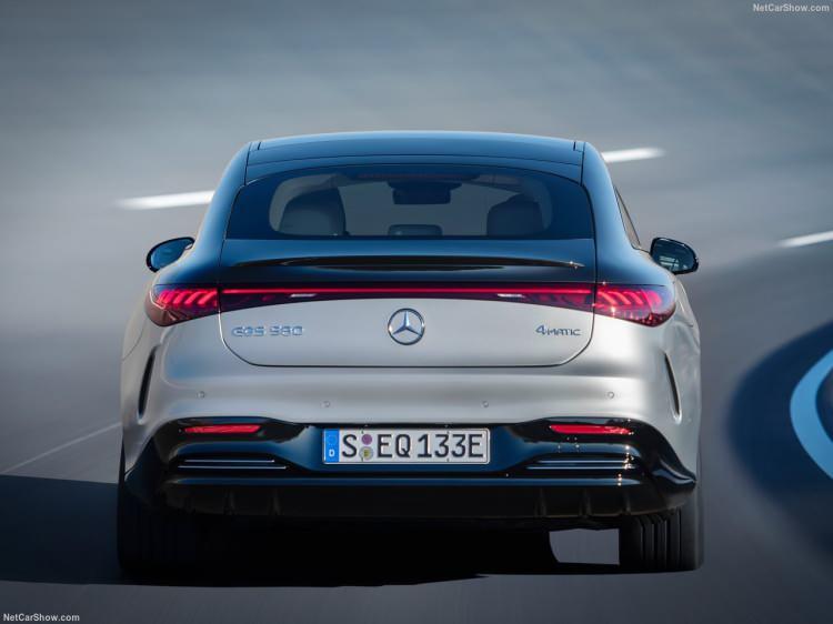 <p>•    2022 yılında, üç kıtada yedi lokasyonda toplam sekiz Mercedes-EQ elektrikli araç serisi üretilecek.</p>
