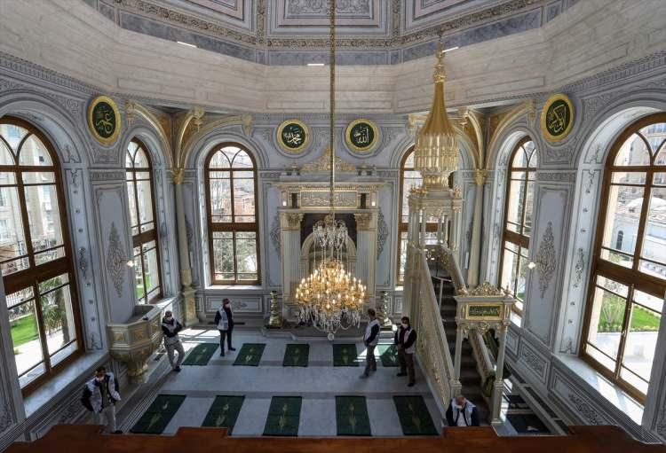 <p>Erbaş, hutbenin ardından yeni tip koronavirüs (Kovid-19) tedbirleri kapsamında cami içi ve avlusunda sosyal mesafe kurallarına uygun şekilde cuma namazı kıldırdı.</p>

<p> </p>
