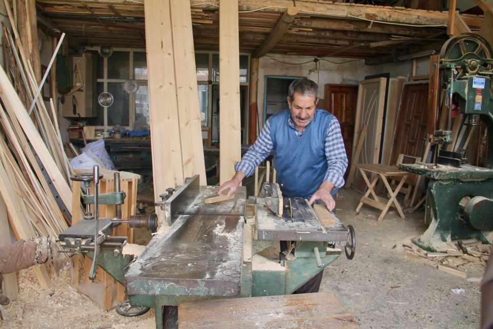 <p>Yaklaşık 50 yıldır uğraştığı ahşap yayık yapımıyla hem zaman geçirip hem de para kazanan Hikmet Elkatmış, günün erken saatlerinde atölyesine gelerek içerisinde ayran ve tereyağı yapılan yayıklar için kolları sıvıyor.<br />
</p>