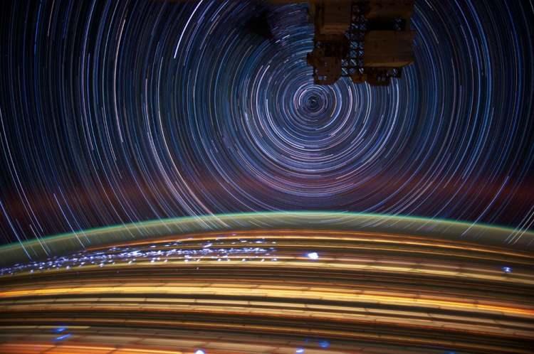 <p>8 Mart'ta Uluslararası Uzay İstasyonu'ndan çekilmiş 32 favori fotoğrafla başlayan yarışmanın finaline kalan Astronot Kate Rubins'in 12 Eylül 2016'da çektiği Van Gölü fotoğrafı ile Astronot Don Pettit tarafından 2012'de çekilen Amerika kıtası üzerinde hareket halindeki yıldızların göründüğü fotoğraf finalde yarıştı. </p>
