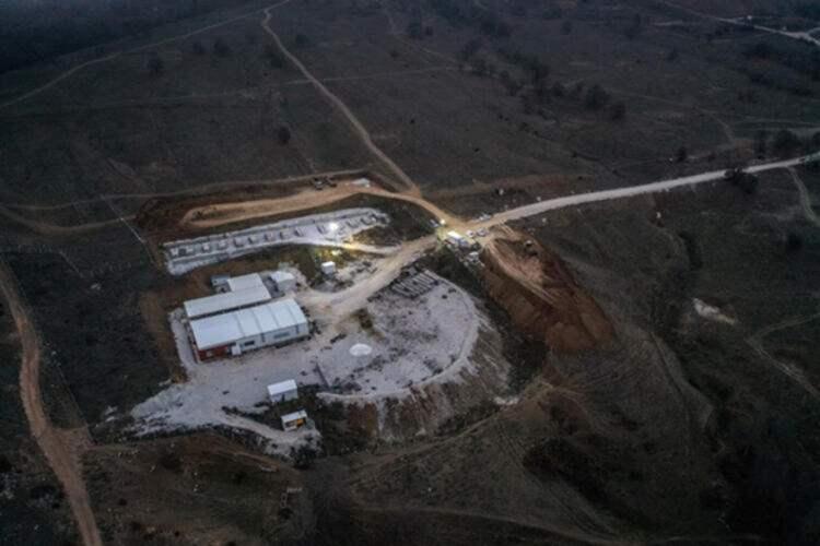 <p>Şu anki rakamlarla konuştuğumuzda, Türkiye'de üretilen yıllık toplam altın miktarının yaklaşık yüzde 15'i civarında bir üretim miktarından bahsediyoruz." dedi.</p>

<p> </p>
