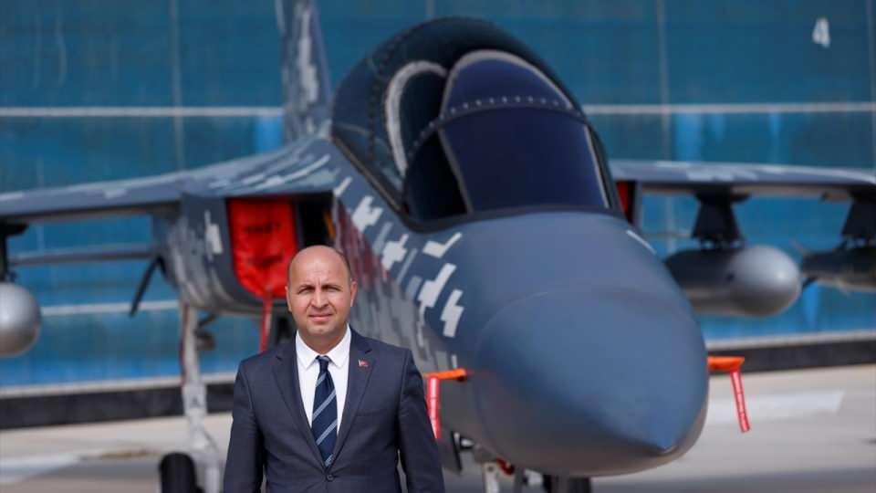 <p><strong>2025-2026`da kullanıma geçmeye hazırlanıyor</strong><br />
<br />
Çopur, uçağın farklı rollerde kullanılabilecek altyapıya sahip bulunduğuna dikkat çekerek, şöyle konuştu: "Örneğin halihazırda Türk Yıldızları`nın kullandığı, komutanlarımızın uçtuğu akrotim yerine geçebilecek bir uçak altyapısına da sahiptir. Yine Deniz Kuvvetlerimizin uçak gemisine inip kalkabilecek altyapıya sahiptir ve bununla ilgili Deniz Kuvvetlerimizle görüşmelerimiz devam etmektedir. Halihazırda biz tasarımlarımızı Hava Kuvvetlerimizin ihtiyaçlarını göz önüne alarak dondurmuş durumdayız. Halihazırda TUSAŞ ve Hava Kuvvetleri pilotlarının görüşleriyle de geliştirme faaliyetlerimize devam ediyoruz. Çok kısa vadede haziran ayı itibarıyla tamamen üretimlerimize başlamayı, bu yılın son çeyreğinde montaj faaliyetlerine başlamayı hedefliyoruz. Nihai hedefimiz de belli konfigürasyonda güvenli uçuşumuzu 2022 yılının aralık sonu itibarıyla gerçekleştirmiş olmak. Bu süreçten sonra da sertifikasyon faaliyetlerimiz de devam edecek ve bir aksilik olmazsa 2025-2026`da bu ürünümüzü kullanıma sunmayı hedefliyoruz."</p>
