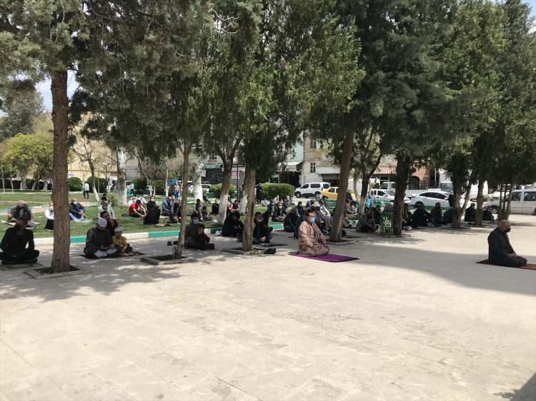 <p>"Peygamberler şehri" Şanlıurfa'da ramazan ayının ilk cuma namazında vatandaşlar, camileri doldurdu.</p>
<p> </p>