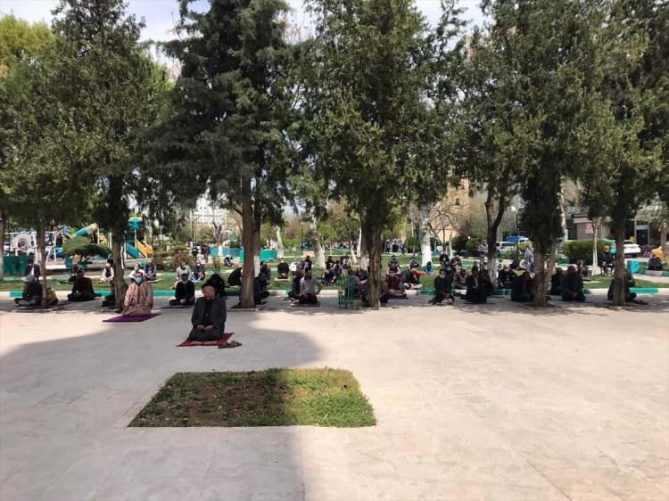 <p>İnanç turizminin önemli merkezlerinden Şanlıurfa'da, ramazan ayının ilk cuma namazını kılmak isteyenler, camilerde yeni tip koronavirüs (Kovid-19) tedbirleri kapsamında saf tuttu.</p>
<p> </p>