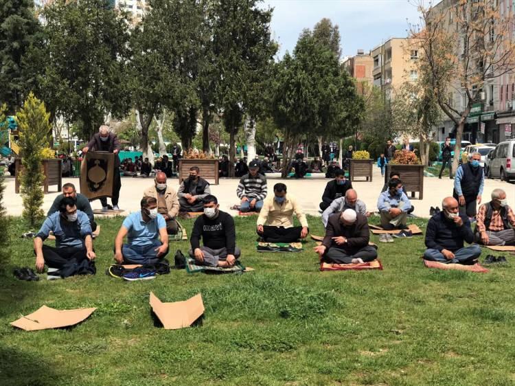 <p>Camilerde yer bulamayan çok sayıda kişi ise namazını avluda kıldı.</p>

<p> </p>
