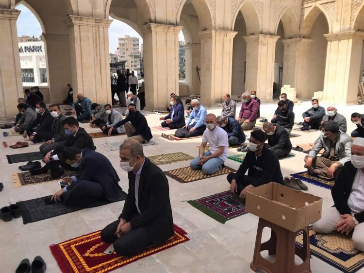 <p>Kentte vatandaşlar, tarihi Balıklıgöl Yerleşkesi ile Eyüp Peygamber'in hastalığında çile çektiği öngörülen mekanı ziyaret etti.</p>
<p> </p>