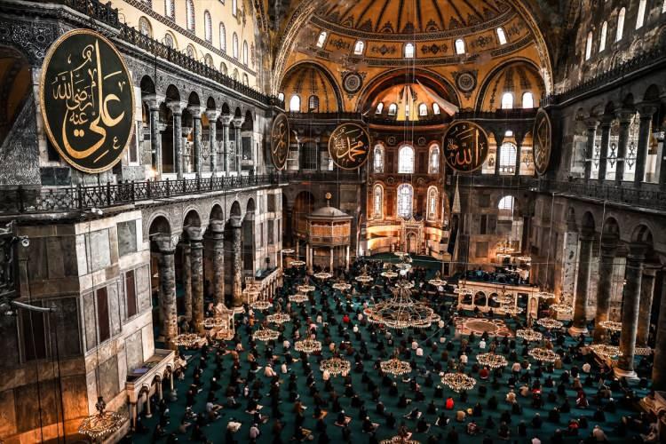 <p>Ramazanın bereketi, güzellikleri ve önemiyle ilgili yapılan hutbeyi dinleyen camidekiler, namazın ardından dua etti.</p>
<p> </p>