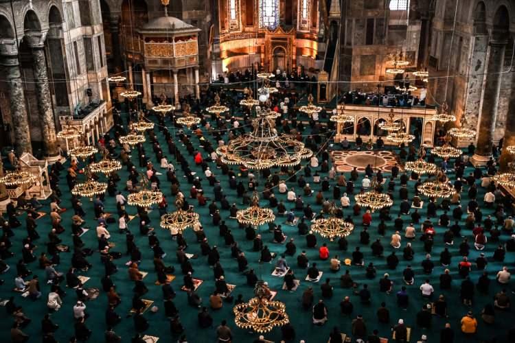 <p>Ramazanın ilk cuması Fatih, Süleymaniye ve Eyüp Sultan gibi camilerde de huzur ve heyecanla kılındı.</p>
