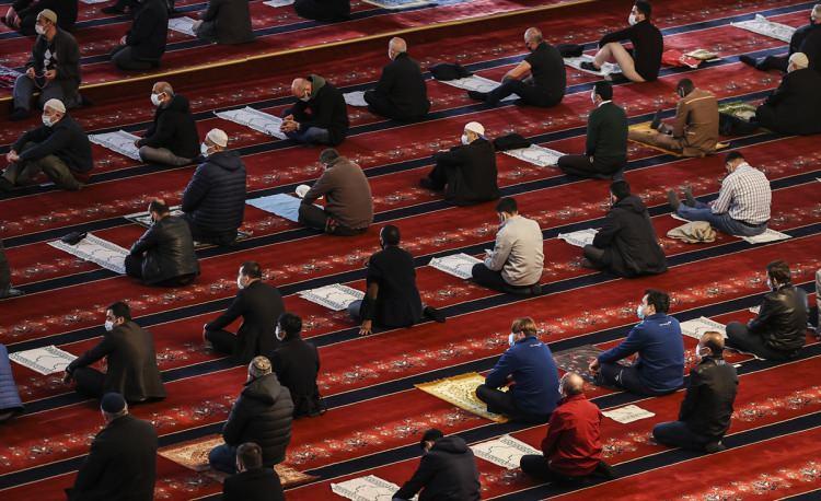 <p>Yeni tip koronavirüs (Kovid-19) tedbirleri kapsamında camide, namaz esnasında maske takıldı, sosyal mesafe kuralına uyuldu. </p>
