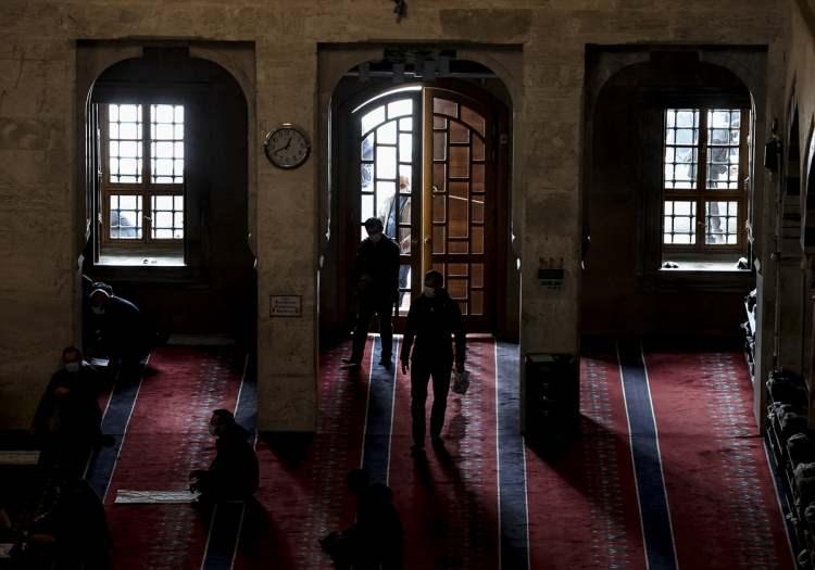 <p>Cami girişinde tek kullanımlık seccade dağıtıldı.</p>

