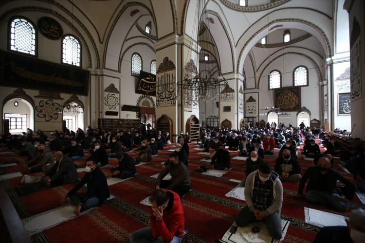 <p>Bursa'da vatandaşlar, ramazan ayının ilk cuma namazını yeni tip koronavirüs (Kovid-19) tedbirlerine uyarak kıldı. Cuma namazını tarihi Ulu Cami'de kılmak isteyenler, tedbirlere uyarak saf tuttu.</p>

<p> </p>
