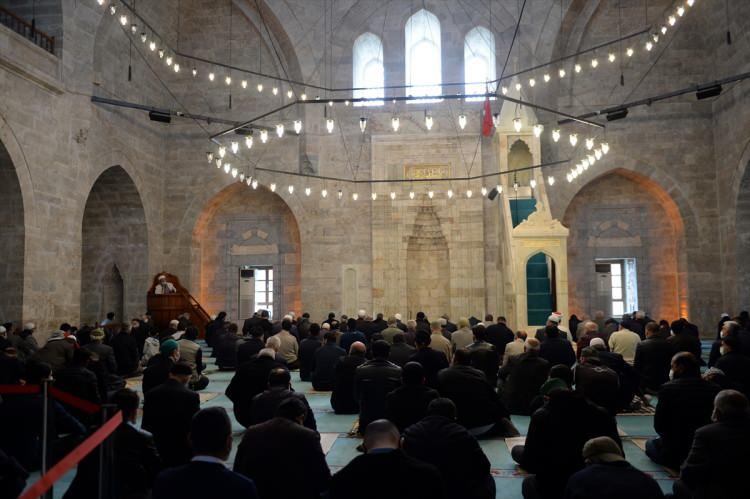 <p> Tokat ve Kastamonu'da vatandaşlar, ramazanın ilk cuma namazını, yeni tip koronavirüs (kovid-19) kapsamındaki tedbirlere uyarak camilerde eda etti.</p>

<p> </p>
