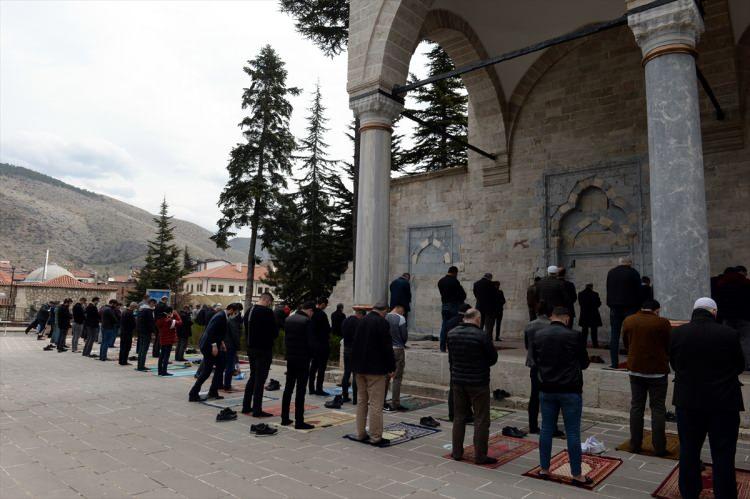 <p>Tokat'ta cuma namazı için kent merkezindeki tarihi Ali Paşa Camisi'ne gelen vatandaşlar, Kovid-19 tedbirlerine uyarak cami içinde ve avlusunda namaz kıldı.</p>

<p> </p>
