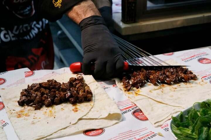 <p>Yüksekyayla, ciğerin yanı sıra müşterilerin yürek, dalak ve kuşbaşı gibi kebap çeşitlerine de rağbet gösterdiklerini sözlerine ekledi.</p>