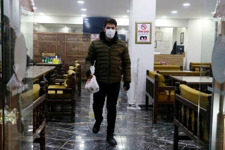 <p>Paketçi Mehmet Yücel de salgın nedeniyle müşterilerin telefonla sipariş verdiklerini anlatarak, şöyle konuştu:<br />
<br />
"Telefonla aldığımız siparişi hızlı bir şekilde götürüyoruz, müşteriler bizi kapıda karşılıyor. Pandemiden dolayı ciğer tüketimi çok oluyor, sahurda daha fazla oluyor, biz de sıkışıyoruz. 5 paketçiyiz, Karaköprü'nün her yerine götürüyoruz, 15-20 dakikada ciğerleri ulaştırıyoruz."</p>