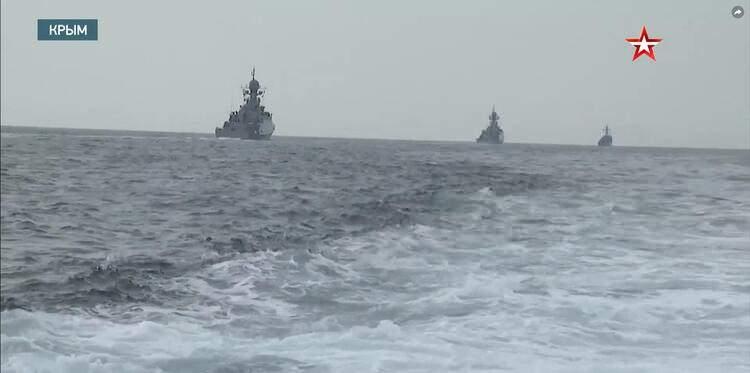 <p>Kırım Sivastopol'da konuşlanan Rus savaş gemileri, üslerinden ayrılarak Karadeniz'e açıldı.Karadeniz Filosu'nun tatbikatına, Rus savaş uçakları ve helikopterler de katılacak. Rus medyası, gövde gösterisinde Amiral Makarov fırkateyninin yanı sıra küçük füze gemileri Graivoron ve Vyshny Volochek, hava yastıklı füze gemisi Samum ve mayın tarama gemisi Ivan Golubets'in halihazırda Karadeniz'de olduğunu bildiriyor.</p>
<p> </p>