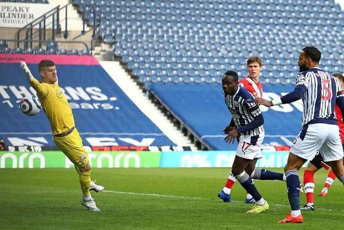<p><strong>'KAMERA YANLIŞ YERE KONULDU' İDDİASI!</strong></p>
<p>İngiltere'yi sarsan iddia Sky Sports'tan geldi. İddiaya göre Diagne'nin attığı golde ofsayt kararı çıkmasının nedeni kameranın yanlış yere açılanması... Kamera yanlış yere konduğu için pozisyonda VAR çizgisinin doğru çekilemediği ifade edildi.</p>
