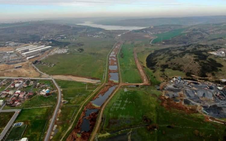 <p><strong>GERÇEK: </strong>Kanal İstanbul güzergâhında bulunan doğal yeşillikler büyük ölçüde orman vasfını kaybetmiş makilik-fundalıklardan oluşmaktadır. Ormanlık arazinin oranı iddia edilenin onda birinden daha azdır.</p>

<p> </p>
