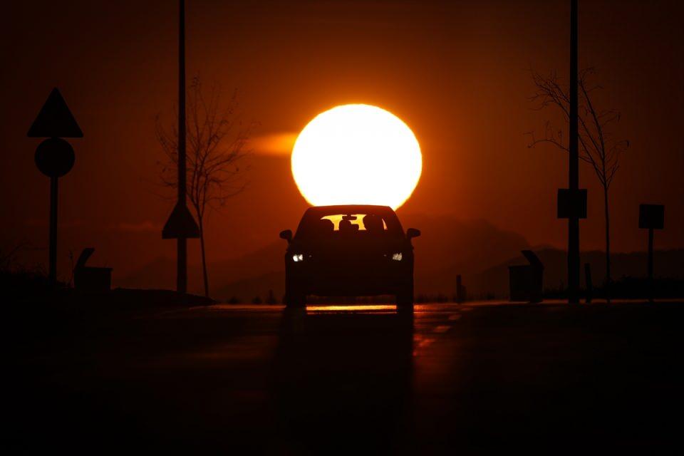 <p>Van'ın Edremit ilçesinde gün batımı sırasında oluşan kızıllık ve trafikteki araçların siluetleri güzel görüntü oluşturdu.</p>

<p> </p>
