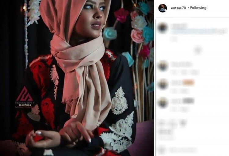 <p><strong>Entesar El-Hammadi, profesyonel fotoğrafçı olan bir arkadaşının, geleneksel Yemen kıyafetleri giyerken çektiği fotoğraflarını sosyal medyada yayınlamasıyla popülerlik kazanmıştı.</strong></p>

<p> </p>
