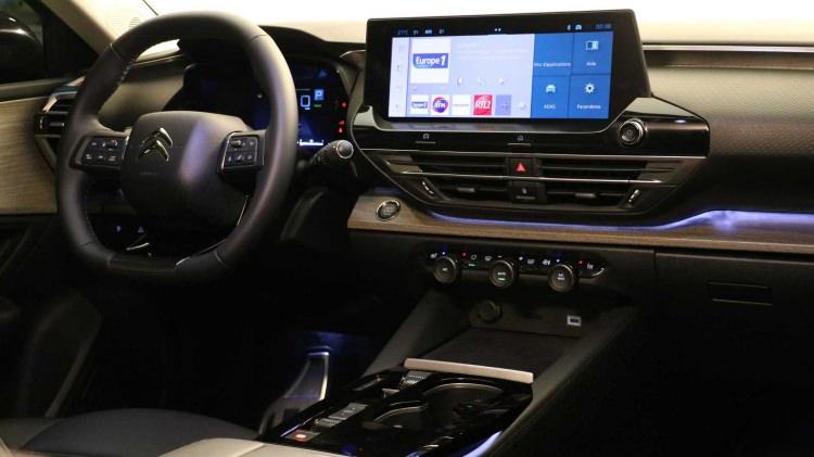 <p>Açıklamada görüşlerine yer verilen Citroen Üst Yöneticisi (CEO) Vincent Cobee, "C5 X ile dünyayı keşfetmeye giderek daha fazla meyilli olan müşterileri kazanmak için gerçekten iddialı bir araç yarattık. Citroen'in tüm uzmanlığını gerçek anlamda bünyesinde barındıran iddialı ve orijinal bir otomobil. Yenilikçi yaklaşım ve çözümlerle huzurlu bir sürüş deneyimi, bir yaşam sanatı sunuyoruz." değerlendirmesinde bulundu.</p>
