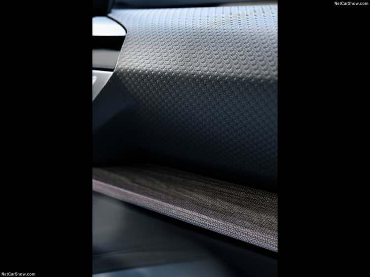 <p>Citroen Ürün, Strateji Müdürü Laurence Hansen ise C5 X ile modern, detaylı, konforlu ve çok yönlü bir çözüm arayan D segmenti müşterilerine heyecan uyandıran ve son derece iddialı bir seçenek sunmak istediklerini belirterek, "Özgün tasarımı, gelişmiş konfor özellikleri, şarj edilebilir hibrit sistemi ve yenilikçi çözümleriyle, C5 X, Citroen tarzında bir çözüm kullanıma sunuyor." ifadelerini kullandı.</p>