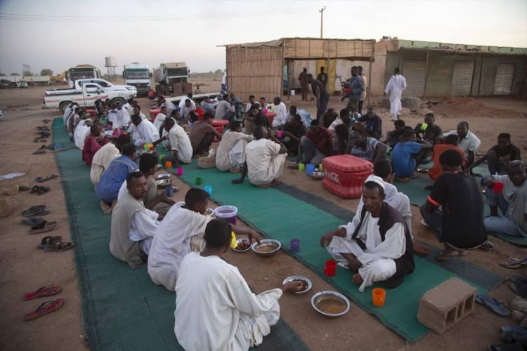 <p>Sudan'ın başkenti Hartum'da onlarca Müslüman, iftarını sokaklarda yaptı. </p>
