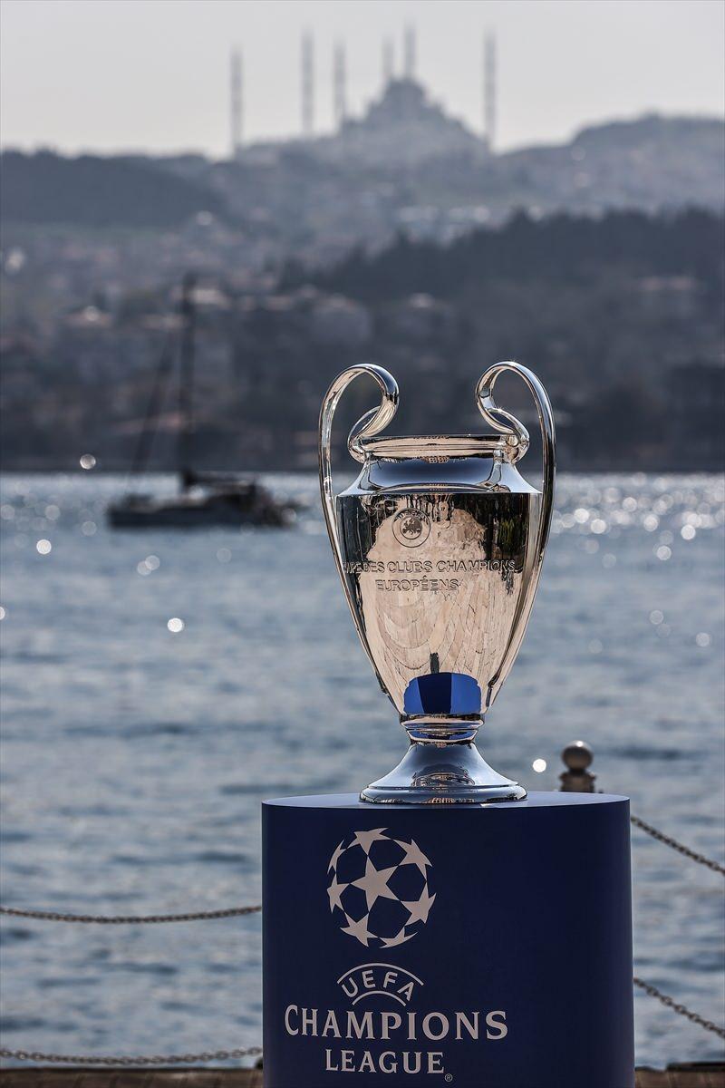 <p>İstanbul Boğazı'nın manzarasıyla bir araya getirilen 7,5 kilo ağırlığındaki kupayı İstanbul'a getirdikleri için heyecanlı olduklarını söyleyen PepsiCo Türkiye İçecek Kategorisi Pazarlama Direktörü Aslı Önder, "Tüm futbol taraftarlarını bir araya getiren yılın en önemli etkinliklerinden birine ev sahipliği yapmaktan ve bu organizasyonun hemen öncesinde UEFA Şampiyonlar Ligi Kupası'nı İstanbul'a getirmekten büyük heyecan duyuyoruz." ifadelerini kullandı.</p>
