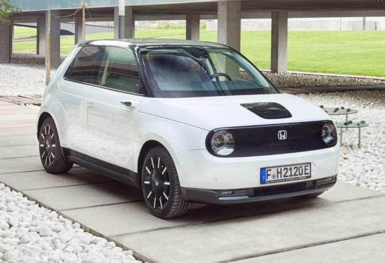 <p>Ödül alan ikinci elektrikli model ise Honda E oldu. Retro tasarımıyla dikkat çeken araç 'Yılın En İyi Şehir Otomobili' ödülünü kazandı.</p>