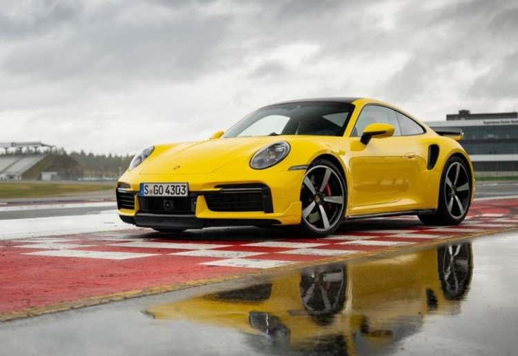 <p>Yılın En İyi Performans Otomobili: Porsche 911</p>