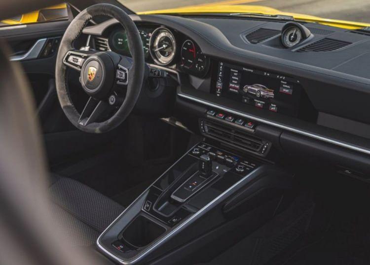 <p>Yılın En İyi Performans Otomobili: Porsche 911</p>