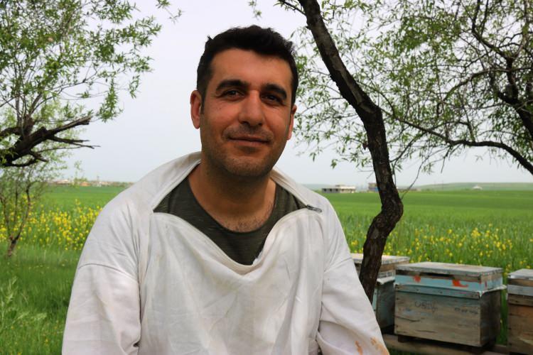 <p>Bunun temel sebebi de bu hastalığın yayılması. Pandemiden dolayı organik bala baya talep oldu. Onun yanında polen, propolis gibi yan ürünlerine de talep oldu. 10 yıl sonra, 20 yıl sonra keşke dememek için bu işe giriştim” şeklinde konuştu. </p>