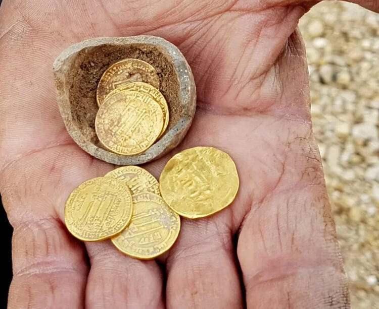 <p>İsrail medyası, arkeologların Yavne'deki alanda fırında imal edilmiş kavanoz, çanak ve kaseler de bulduğunu, altınların da bir kumbarada saklandığını bildirmişti.</p>

<p> </p>
