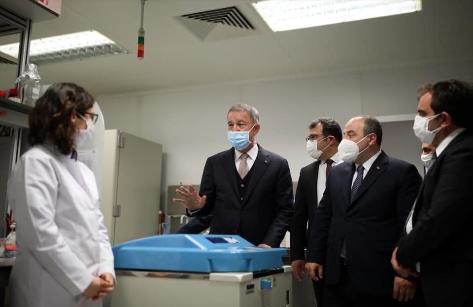 <p> Geçen yıl imal edilerek test çalışmalarına başlanılan biyoreaktörün, istenilen biyolojik malzemeleri başarıyla ürettiği bilgisi verildi.</p>