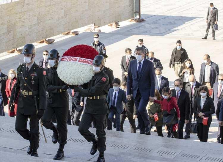 <p>İşte Bakan Selçuk'un açıklamaları:</p>

<p>Aziz Atatürk çocuk sevgisini insan sevgisinin temeline yerleştirdiniz ve çocuklarımıza 23 Nisan'ı bayram olarak hediye ettiniz. Bilmenizi isteriz ki bu milletin çocukları dünyadaki diğer çocuklardan geride kalmayacak. Onlar sizi sadece 23 Nisanlarda değil her gün hürmetle anmayı sürdürecek. </p>
