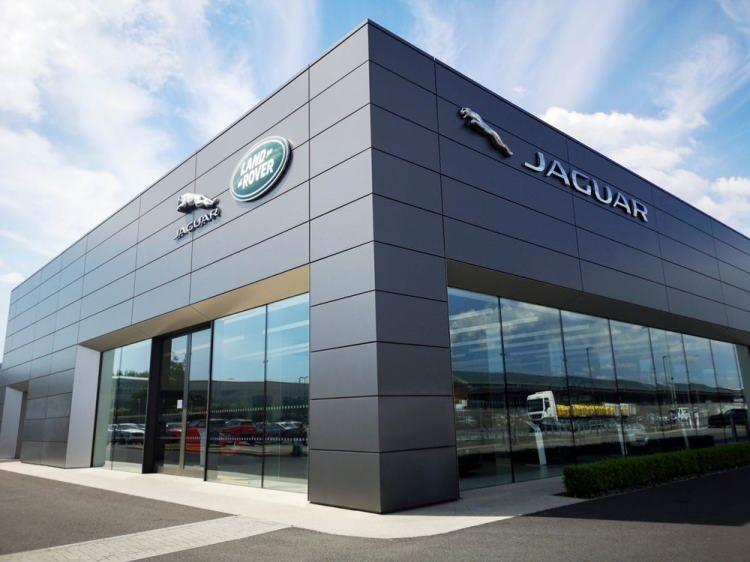 <p><strong>EN AZ BİR HAFTA DURDURULDU</strong><br />
<br />
Jaguar Land Rover, bilgisayar çipi kıtlığı nedeniyle İngiltere'deki fabrikalarındaki çalışmaları askıya aldığını açıkladı.</p>

<p>İngiltere'nin en büyük otomobil üreticisi, malzemeleri değerlendirmek için Halewood ve Castle Bromwich'teki üretimi en az bir hafta durduracağını belirtti.</p>
