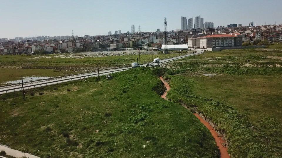 <p>Bu konuya kimse bir şey demiyor. Şikayette bulunduk ama bir çözüm bulamadık hala. Özellikle sinek çok oluyor, koku çok oluyor" dedi.</p>