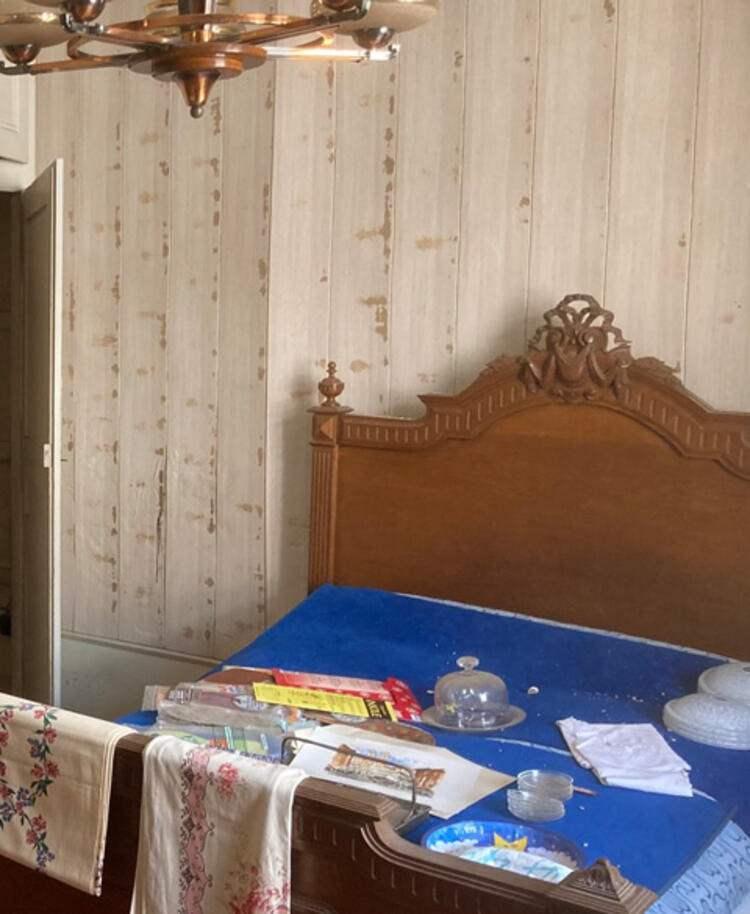 <p>Kavanozlarda yalnızca külçe altınlar değil, aynı zamanda binden fazla altın sikke bulundu. Ancak keşif bunlarla sınırlı kalmadı. Zira Petit, bu hafta yapılan belediye meclisi toplantısında, evdeki bir dolabın arkasında bulunan kasanın kırıldığını ve içinden yüzlerce altın sikke çıktığını duyurdu.</p>
<p> </p>