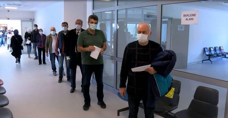 55 yaş aşı haberini duyan koştu! İftar sonrası kuyruklar oluştu...
