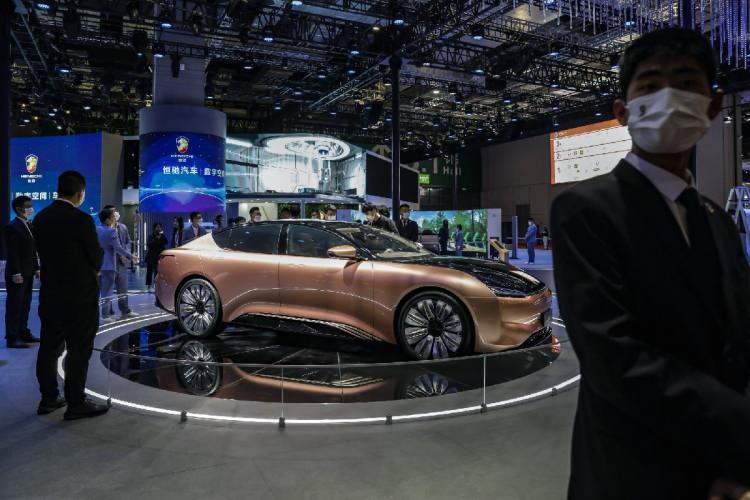 <p>Çinli üreticilerin gövde gösterisi yaptığı fuarda özellikle yeni nesil teknolojilere sahip olan otomobiller dikkat çekiyor. Tam elektrikli, otonom ve uçan otomobiller fuarın öne çıkanları arasında. Bunlara rağmen geleneksel otomobil modelleri de fuarda yerini almış.</p>

<p><strong>EVERGRANDE HENGCHI 1</strong></p>

<p>Çinli üreticinin Mercedes’in elektrikli modellerinin amiral gemisi olan EQS’e rakip modeli Hengchi 1 fuarda dikkat çeken modeller arasındaydı. Otomobilin 760 km’lik menzili bulunuyor.</p>

