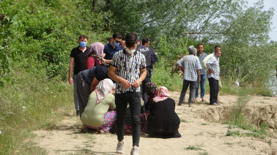 <p>Antalya’nın Aksu ilçesinde bulunan Aksu Çayına giren 19 yaşındaki genç kayboldu. İhbar üzerine olay yerine gelen çok sayıda ekip, çay içerisinde arama çalışması başlattı. Olay yerine gelen dalgıç polislerin 10 dakikalık araması sonucu talihsiz gencin cansız bedenine ulaşıldı. </p>
