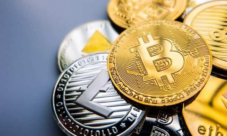 <p><strong>TÜRKİYE'DEKİ DÜZENLEMELER</strong></p>
<p>Bitcoin alım satımı yapanlar dikkat! Sistem değişiyor Raporda, Bitcoin’le ilgili Türkiye’de ilk açıklamanın 25 Kasım 2013’te BDDK tarafından yapıldığı, gözetim ve denetiminin mümkün olmadığı tespiti aktarıldı.</p>
<p>16 Nisan 2021’de Merkez Bankası’nın duyurusuna yer verilen raporda, devletin tavrının “kripto varlıkların herhangi bir düzenleme ve denetim mekanizmasına tabi olmaması, merkezi bir muhatabının bulunmaması, piyasa değerlerinin aşırı oynaklık göstermesi, anonim yapıları nedeniyle yasadışı faaliyetlerde kullanılabilmesi, cüzdanların çalınabilmesi veya sahiplerinin bilgileri dışında usulsüz olarak kullanılabilmesi ile işlemlerin geri dönülemez nitelikte olması gibi nedenlerle ilgili taraflar açısından önemli riskler barındırmaktadır” şeklinde olduğu anlatıldı.</p>
<p>Raporda, kripto paraların ödeme aracı olamayacağını düzenleyen, “Ödemelerde Kripto Varlıkların Kullanılmasına Dair Yönetmeliğin” 30 Nisan 2021’de yürürlüğe gireceği anımsatıldı.</p>