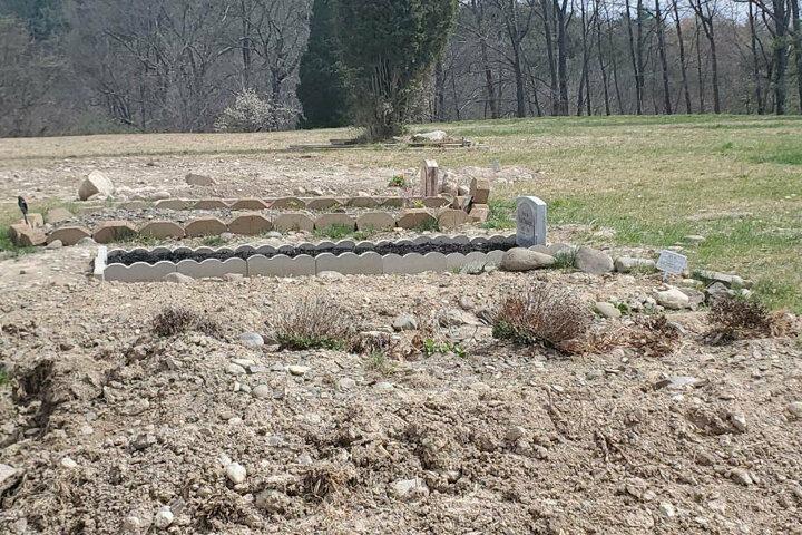 <p>FETÖ elebaşı Fetullah Gülen'in yaşadığı Pensilvanya eyaletinin Saylorsburg kasabasındaki çiftliğe yaklaşık 5 kilometre uzaklıktaki mezarlıkta 10'a yakın mezarın bulunduğu, defin işlemi kısa süre önce tamamlandığı belli olan bazı mezarların ise henüz çevre düzenlemesinin yapılmadığı gözlendi.</p>
