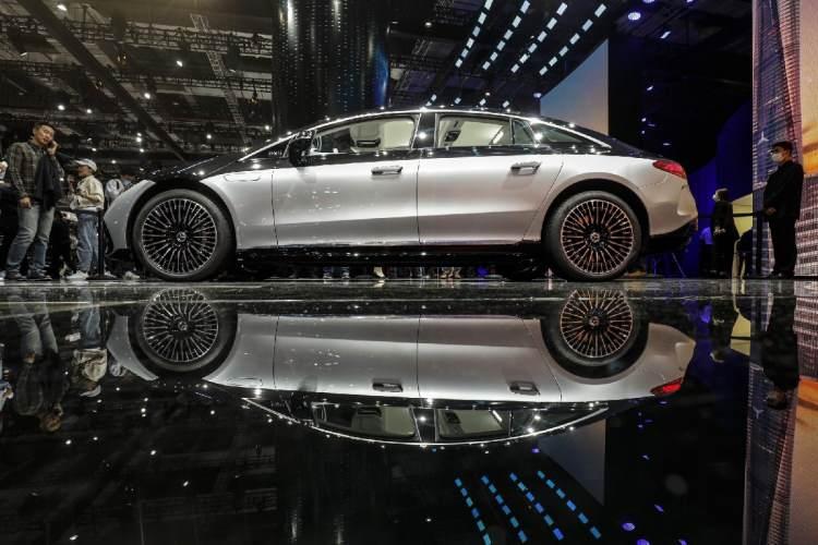 <p><strong>MERCEDES-BENZ EQS Sedan</strong></p>

<p>Mercedes’in elektrikli ürün gamının en tepesinde bulunan modeli EQS kullanıcısına tek şarjla 700 km’nin üzerinde menzil sunuyor. Otomobilin yumuşak çizgilere sahip olan tasarımı ve kabin içindeki ekranları aracın en çok dikkat çeken özellikleri arasında.</p>
