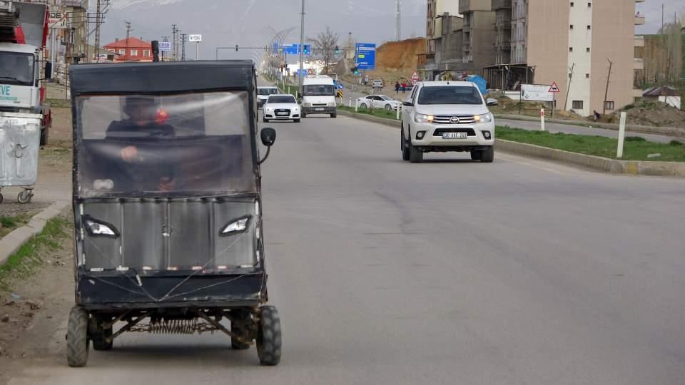 <p>Eğer imkanım olursa bundan daha büyük bir şey yaparım. Eğer yetkililer bana bu konuda yardımcı olurlarsa, daha güzel işlere imza atarım” dedi.</p>
