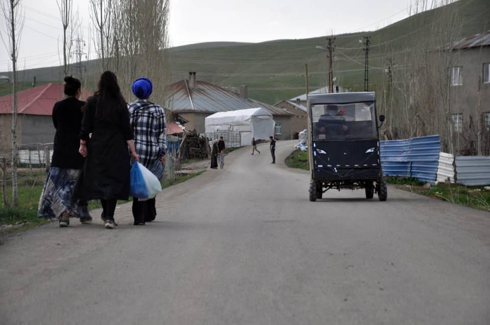 <p>Aracın ileri ve geri ile yön alma kabiliyetinin son derece iyi olduğunu ifade eden kardeşler, saatte 35 kilometre hız yapan araçlarının vatandaşlardan büyük ilgi gördüğünü belirtti. </p>
