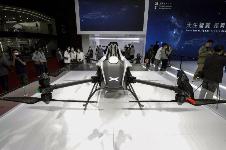 <p><strong>THE XPENG HEITECH FLYING VEHICLE</strong></p>

<p>Alibaba destekli elektrikli otomobil üreticisi Xpeng’in geliştirdiği ‘uçan otomobil’ konsepti de fuarda dikkat çeken bir model oldu. Drone’a benzeyen bir yapıya sahip olan araç gelecekte haritalama teknolojilerinden faydalanarak uçan bir yapıda olacak.</p>
